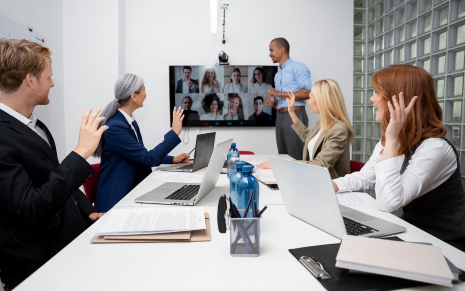 Séance de travail en groupe sur l'analyse financière avec tableaux de données