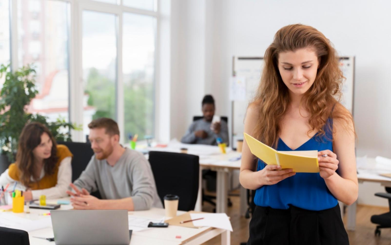 Espace de formation moderne avec équipement professionnel